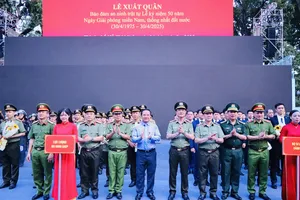 Chủ tịch UBND TPHCM Nguyễn Văn Được; Trung tướng Phạm Thế Tùng, Thứ trưởng Bộ Công an, tặng hoa động viên các đơn vị. Ảnh: CACC