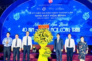 Lãnh đạo quận 10 tặng hoa chúc mừng Ban Giám đốc Nhà hát Hòa Bình
