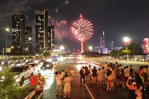 Người dân theo dõi bắn pháo hoa ở quận 1