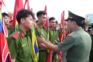 Thứ trưởng Bộ Công an Trần Quốc Tỏ động viên cán bộ chiến sĩ tham gia bảo vệ, biểu diễn phục vụ lễ kỷ niệm