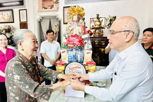 Đồng chí Phan Nguyễn Như Khuê thăm, động viên bà Phan Thị Tám