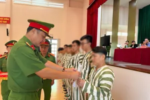 Đại tá Nguyễn Đình Dương, Phó Giám đốc Công an TPHCM trao quyết định đặc xá cho các phạm nhân