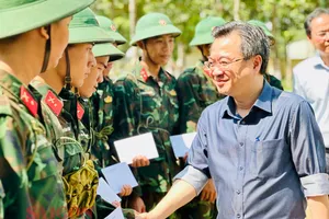 Phó Bí thư Thường trực Thành ủy TPHCM Nguyễn Thanh Nghị thăm, động viên chiến sĩ mới