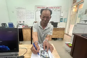 Nghi phạm Huỳnh Minh Trung tại cơ quan công an