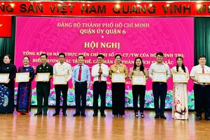 Trưởng Ban Tuyên giáo và Dân vận Thành ủy TPHCM Nguyễn Mạnh Cường cùng Bí thư Quận ủy quận 6 Ma Xuân Việt trao giấy khen cho các tập thể có thành tích xuất sắc 