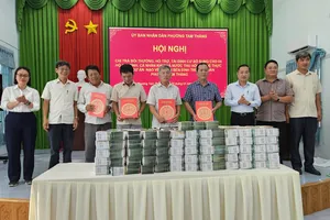 Lãnh đạo phường Tam Thắng trao các quyết định về bồi thường và tái định cư cho 4 hộ dân