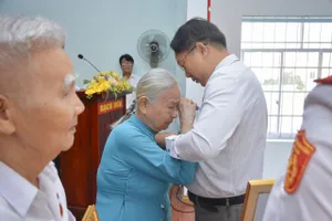 Đồng chí Đào Thị Dung Ly xúc động khi được trao Huy hiệu 60 năm tuổi Đảng