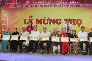 Lãnh đạo phường Tam Thắng trao giấy mừng thọ cho các cụ