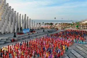 Hơn 1.200 hội viên phụ nữ đồng diễn dân vũ áo dài tại tháp Tam Thắng