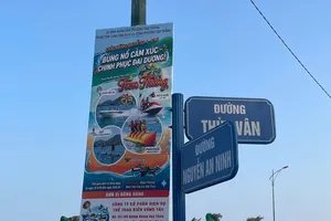 Băng rôn quảng cáo cho chương trình được treo tại khu vực đường Thùy Vân (ảnh chụp ngày 23-4-2026)