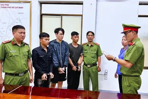 Tạm giữ 3 thanh niên hành hung người đi đường