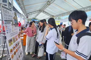 Học sinh tìm hiểu các lĩnh vực nghề nghiệp để định hướng tương lai