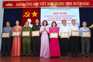 Đồng chí Nguyễn Thị Ngọc Thủy - Phó Bí thư Thường trực Đảng ủy phường Rạch Dừa trao giấy khen cho các cá nhân.