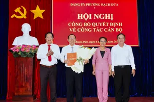 Lãnh đạo phường Rạch Dừa trao quyết định về công tác cán bộ đối với đồng chí Huỳnh Xuân Vinh.