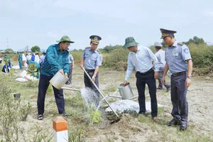 Đảng ủy phường Phước Thắng phối hợp với Chi đội Kiểm ngư số 2 trồng cây xanh.