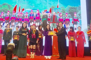 Phó Thủ tướng Vương Đình Huệ trao giải thưởng Phụ nữ Việt Nam 2017 