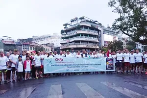 Người dân tham gia chạy trong sự kiện  Chạy vì  ATGT