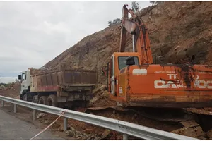 Các đơn vị thi công đang khắc phục sạt lở trên cao tốc Đà Nẵng - Quảng Ngãi