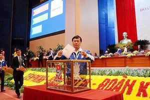 Các đại biểu bỏ phiếu bầu BCH Trung ương Đoàn khoá XI