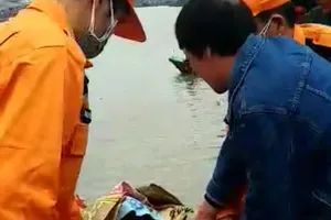 Đưa thi thể thuyền viên vào bờ