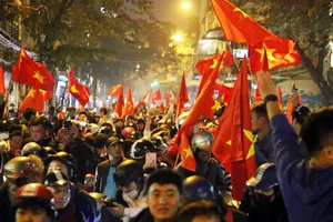 Đông đảm người dân đổ ra đường ăn mừng chiến thắng của đội tuyển U23 Việt Nam trước U23 Iraq. Ảnh: LÃ ANH