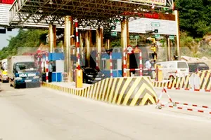 Trạm thu phí trên tuyến Quốc lộ 6 đoạn Xuân Mai - Hòa Bình. Nguồn: TTXVN