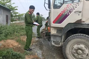 Cơ quan chức năng đang điều tra tại hiện trường vụ tai nạn 