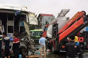 Hiện trường vụ tai nạn xe cứu hộ đâm xe khách ngày 18-3