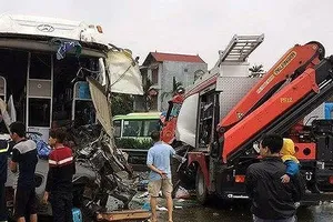 Hiện trường vụ tai nạn xe cứu hộ đâm xe khách ngày 18-3