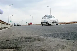 Mặt cầu Thăng Long hư hỏng kéo dài