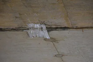 Băng keo tại vị trí thấm của hầm chui