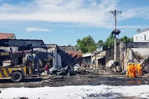 Hiện trường vụ xe bồn chở xăng gây cháy khiến 6 người thiệt mạng và nhiều ngôi nhà bị thiêu rụi hôm 22-11 tại Bình Phước