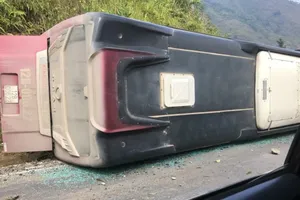 Chiếc xe khách lật nghiêng tại hiện trường. Ảnh: MXH