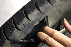 Nghi vấn lốp xe bị vỡ sau khi va phải đá hộc trên cao tốc Cầu Giẽ - Ninh Bình