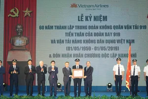 Thủ tướng Chính phủ Nguyễn Xuân Phúc trao Huân chương Độc lập hạng Nhì cho Đoàn bay 919. Ảnh: VGP
