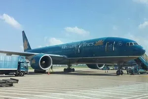 Máy bay phải nằm sân tới 7 ngày vì “vật thể lạ” trong toilet