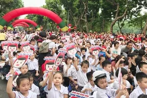 Còn nhiều phụ huynh chưa đội nón bảo hiểm cho con em  