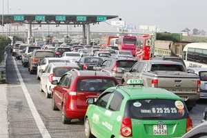 Ùn tắc trạm thu phí thường xảy ra trong dịp cao điểm Tết Nguyên đán