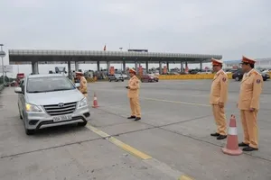 CSGT kiểm tra nồng độ cồn trên QL5