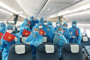 Tổ bay trước khi khởi hành. Ảnh: VNA