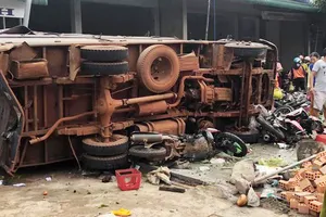 Sau khi va chạm chiếc xe tải đã lao vào chợ tông nhiều xe máy và người đi chợ, thông tin ban đầu có 3 người chết tại chỗ, 7 người bị thương