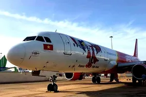 Máy bay vừa được kéo lên đường băng và đưa về sân đỗ