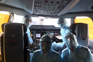 Phi hành đoàn của Vietnam Airlines trong các chuyến bay chở người Việt Nam từ nước ngoài về tránh dịch Covid-19