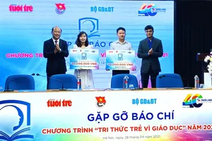 2 đại diện nhóm tác giả công trình của năm 2020 nhận hỗ trợ của ban tổ chức