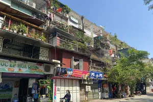 Những “chuồng cọp” san sát nhau tại các khu tập thể, gây nền nhiều lo ngại về việc thoát hiểm trong các sự cố hỏa hoạn. Ảnh: PHƯƠNG ANH