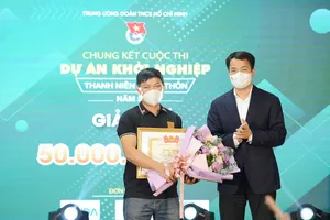 Ban tổ chức trao giải nhất cho đại diện tác giả dự án "Nông trại Cờ Đỏ"