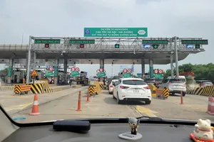 Đơn vị quản lý dồn xe đã dán thẻ ETC vào 1 làn và yêu cầu trả phí bằng tiền mặt