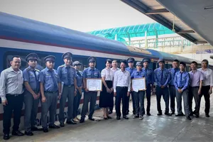 Tổ tàu S8 được khen thưởng sau khi hỗ trợ hành khách sinh con trên tàu an toàn