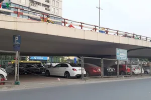 Nhiều gầm cầu cạn đang được sử dụng làm bãi đỗ xe của TP Hà Nội