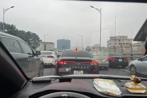 Mật độ phương tiện trên đường Vành đai 3 Hà Nội tăng cao 